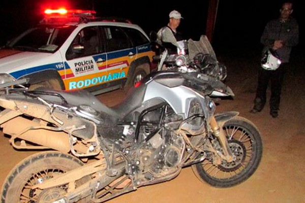 Cardan de ônibus se solta, motorista de carro tenta desviar e atinge motociclista na MG410