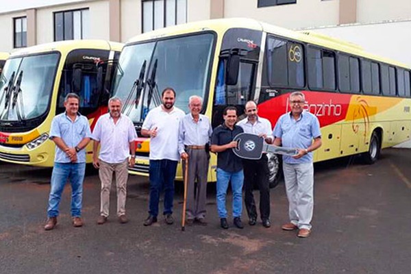 Autopatos Caminhões e Ônibus entrega frota de veículos ao Expresso Leãozinho