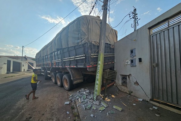 Carreta carregada com caroços de algodão volta de ré em rua do bairro Céu Azul e causa estragos