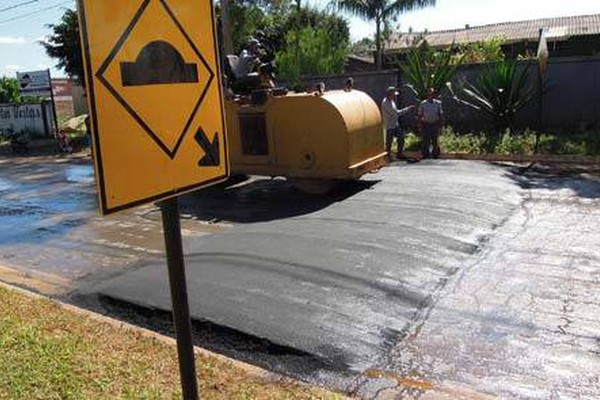 Diretoria de trânsito instala mais quebra-molas na avenida J.K