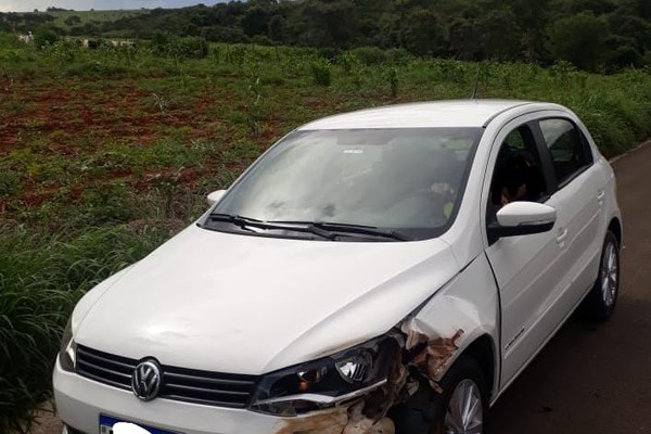 Motorista sai de acostamento e é atingida por caminhonete que realizava ultrapassagem na BR352 em Carmo do Paranaíba