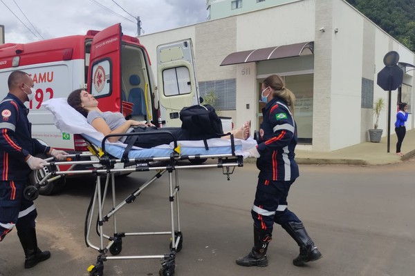 Motorista é prejudicado por ponto cego e acaba atropelando ciclista em Patos de Minas