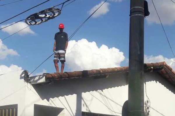 Jovem vai procurar quadro de bicicleta em cima de telhado no Centro e acaba preso por dano  