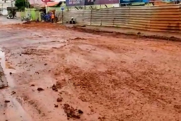 Moradores e comerciantes mostram indignação e cobram conclusão de obras no Rosário