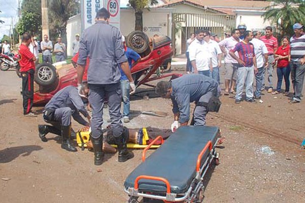 Carro para com as rodas para o alto deixando 3 gravemente feridos na avenida JK