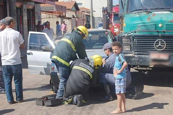 Acidente com caminhão por pouco não deixa vítima gravemente ferida