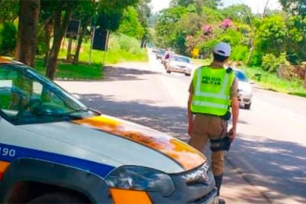 Inabilitado é preso por ordem judicial e com maconha na MG 190, em Abadia dos Dourados