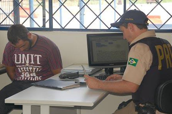 Homem é preso pela Polícia Rodoviária Federal com Rodotrem tomado de assalto