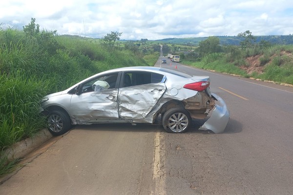 Acidente com caminhonete, carreta, ônibus e carro deixa jovem ferido na MGC 354