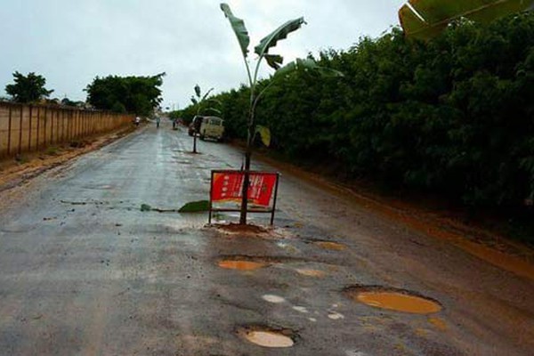 Moradores plantam bananeiras e fazem pescaria para chamar a atenção para os buracos nas ruas