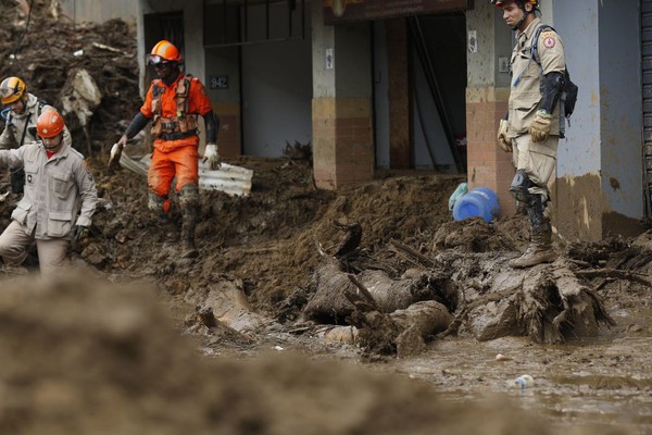 Bombeiros atualizam número de mortos em Petrópolis para 176