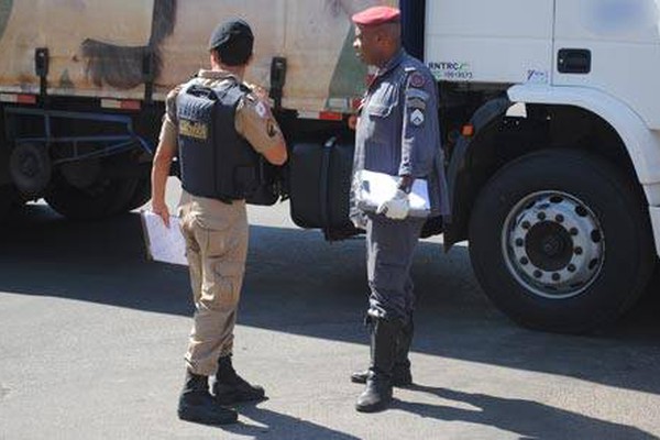 Caminhão atropela homem embriagado que, mesmo com fratura exposta, pede pinga