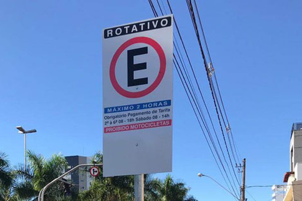 Árvore é arrancada e instalada placa da Zona Azul no local deixando pessoas indignadas