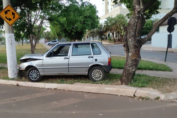 Carro fica com a frente muito danificada após subir em praça e atingir poste de Patos de Minas