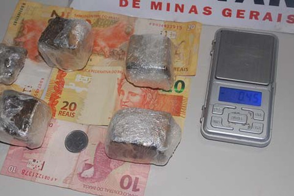 Após denúncia, PM encontra tabletes de maconha e prende homem e mulher