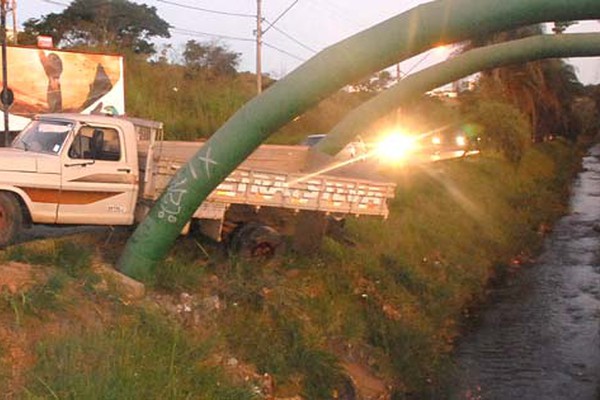 Veículo perde o freio, volta de ré e vai parar em adutora da Copasa na avenida Fátima Porto