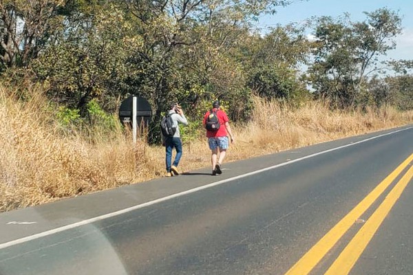 BR 365 é tomada por romeiros com destino à Romaria e motoristas devem redobrar cuidados