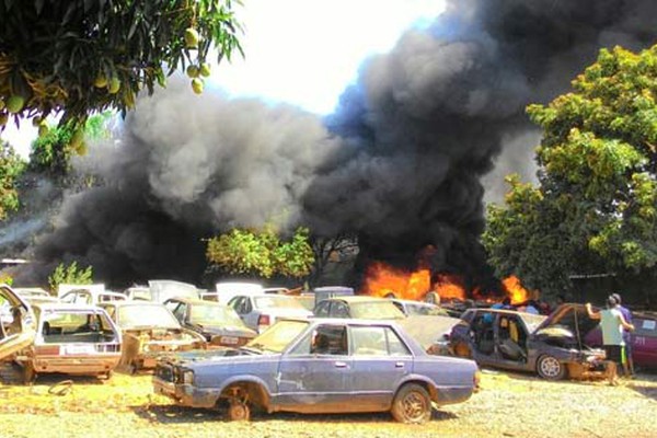 Incêndio em depósito de veículos em Carmo do Paranaíba destrói dezenas de carros