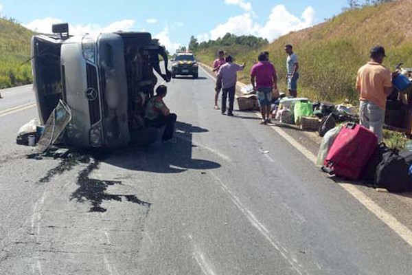 Pneu estoura e van com 16 pessoas e reboque tomba na BR365 deixando vários feridos