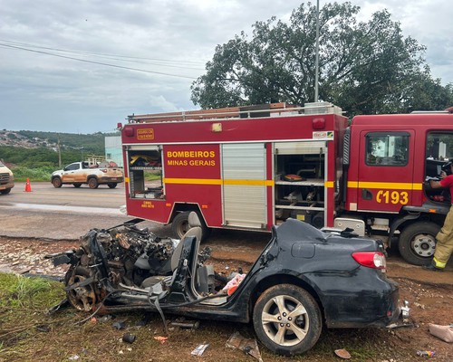 Batida entre carro e carreta mata quatro pessoas da mesma família e deixa criança ferida na BR040