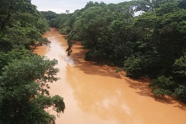 Rio Paranaíba chega a 4 metros acima do nível e pode subir ainda mais no fim de semana