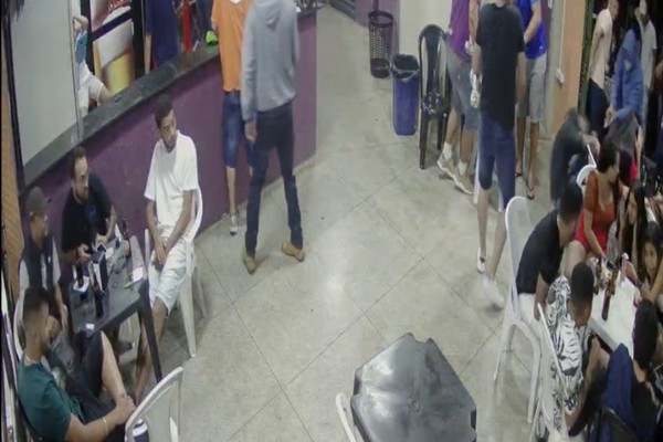 Atirador dispara em bar lotado e mata homem a queima roupa em Patrocínio; veja o video