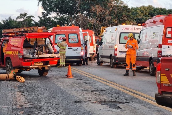 Marido e mulher morrem em grave acidente entre carro e caminhão na MGC 354