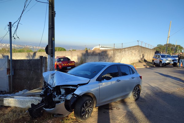 Carro bate em cheio em poste, fiação elétrica se rompe e bombeiros têm que ser acionados