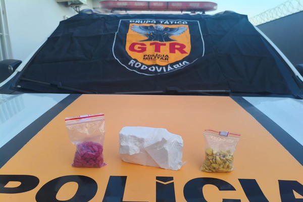 Operação Policial Intercepta Ônibus e Apreende Cocaína e Ecstasy na BR-146