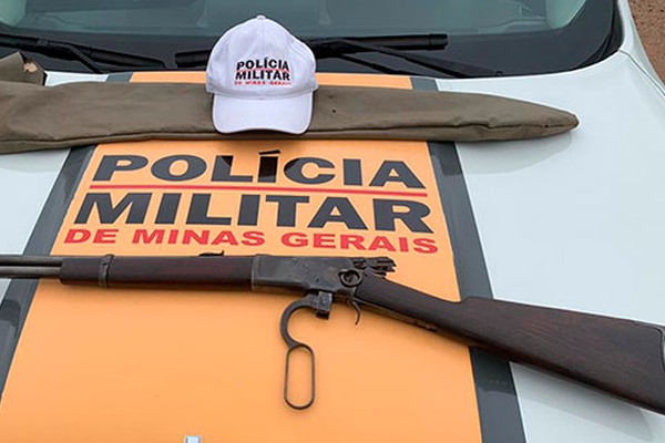 Durante operação, PMRV flagra jovem com carabina dentro de carro na MGC 462