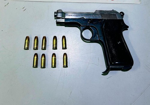 Após motociclista desrespeitar blitz, PM apreende pistola em comércio de Patos de Minas