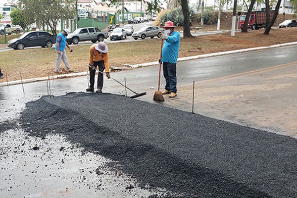 Após polêmica e reclamações de motoristas, Prefeitura reabre pista central da avenida J.K