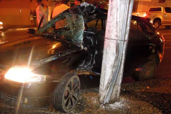 Motorista faz duas ultrapassagens, roda na Major Gote e termina com carro abraçado ao poste