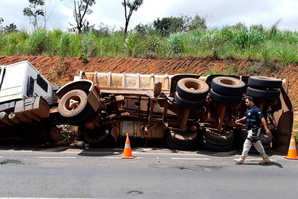 Motorista tenta desviar de buracos na BR365, carreta cai em vala e para tombada 