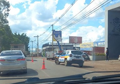 Dono de padaria morre após se sentir mal e carro se chocar em poste na Av. Jk