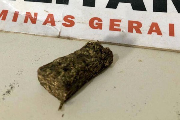 PM é acionada e alunos que fumavam maconha na escola vão parar na Delegacia