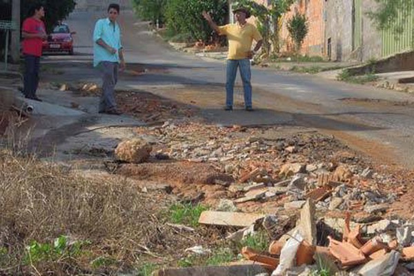 Moradores de rua esburacada no Coração Eucarístico se revoltam com descaso