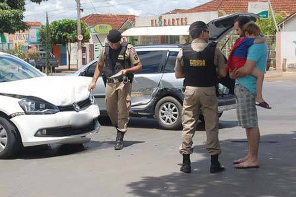 Avanço de semáforo provoca acidente na Paracatu e deixa bebê e mulher feridos