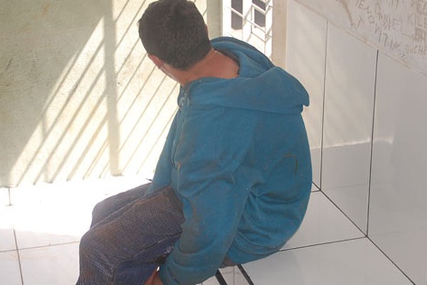 Homem faz ameaças a grupo com simulacro de arma, mas acaba dominado e preso no Abner Afonso