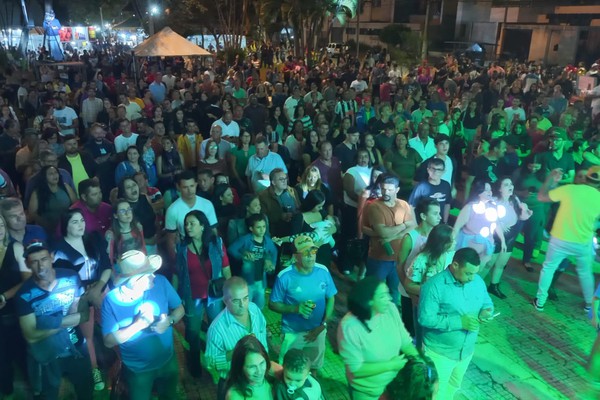 Diogo e Marcel incendeiam Praça do Fórum com forrós que marcaram gerações; Ao vivo