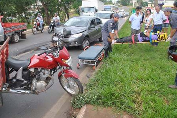 Moto de carga descontrolada atravessa canteiro e bate de frente com veículo na JK