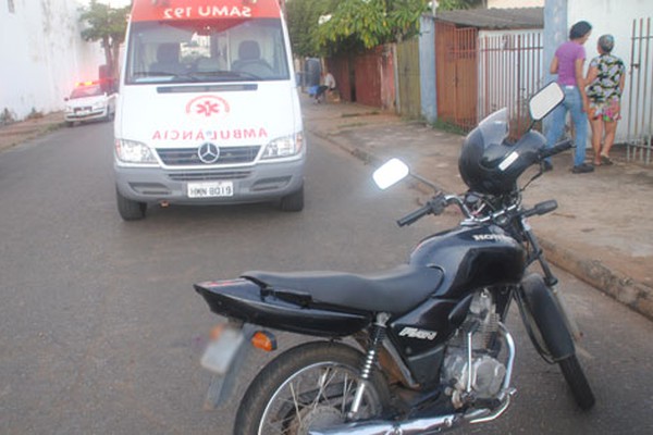 Motociclista não consegue parar e atropela senhor de 85 anos que tentava atravessar rua