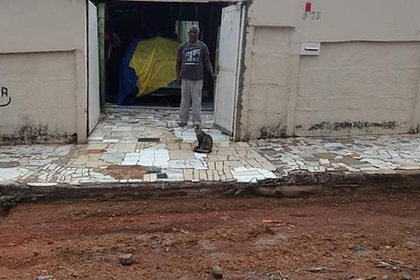 Morador com buraco gigante na porta de casa fica sem ter como tirar o carro da garagem