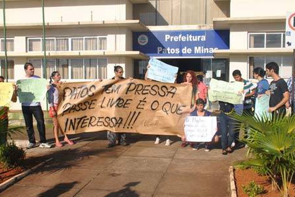 Movimento pelo Passe Livre lava porta da Prefeitura em manifestação