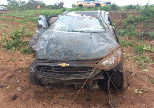 Carro capota durante ultrapassagem na MGC 354 e motorista de 76 anos sai sem lesões