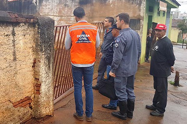 Defesa Civil é acionada para avaliar imóveis comprometidos pelas chuvas em Patos de Minas