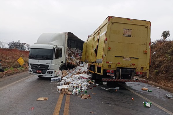 Motorista morre preso às ferragens e outro fica ferido em grave acidente com caminhões na BR 365