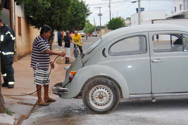 Incêndio em motor de veículo mobiliza moradores no Bairro Brasil