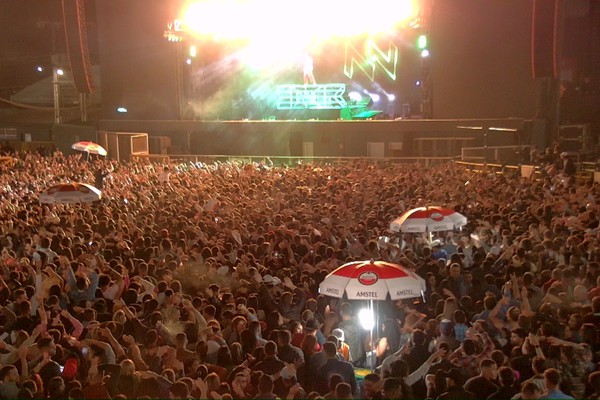 Dennis DJ desarruma literalmente o público na Arena da Fenamilho; veja ao vivo