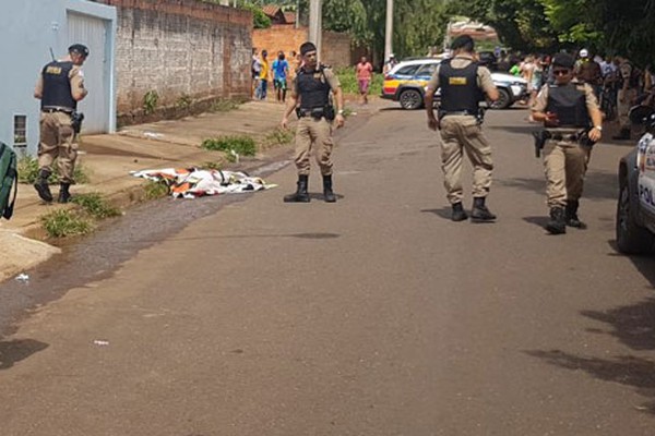 Homem conhecido como "Zé Morreu" é assassinado a tiros na porta de casa no Jardim Esperança